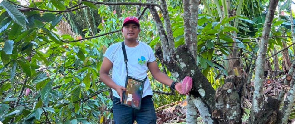 Técnicos revisando datos de producción en campo